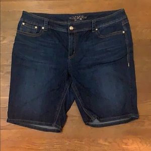 Summer staple!🌴☀️ EUC size 5 pocket denim shorts.